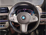 【ハンドル】ドライバーとBMW車の一体感がダイレクトに伝わるステアリングホイール。形状・太さへの拘りに加えて、操作性を高める為にスイッチ類も配置。クイックかつ安定のドライビングを体感下さい!