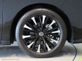 純正のアルミホイール装着車です。タイヤサイズは225/55R19です。