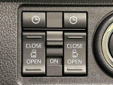 両側パワースライドドアウェルカムオープン機能 降車時にスイッチで予約しておけば、乗車時に電子カードキーを持ってクルマに近づくだけでパワースライドドアが自動でオープン♪