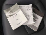 メンテナンスノート、取扱説明書です。 その車の整備記録が事細やかに記録されています。 車が生まれてから今までどのような道を歩んできたのか判るとても重要な物ですよ。