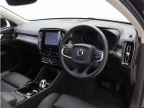 インストルメントパネルは僅かに運転席側へと傾けられているほか、余計なスイッチ類を可能な限り排し、運転に集中しやすい環境を造り出しています。