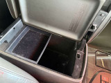 左右どちらからでも開く、センターコンソール。