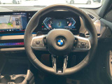 操作性に優れたステアリングは、BMWの走りを支える大事な部品です。オーディオやハンズフリー通話、クルーズコントロール関連の操作もこちらに集約されています。