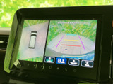 バックカメラとの連動で、後方視界を確保し、安全な後退をサポート。駐車場でのちょっとしたアングルも確認できます。