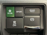 電子制御パーキングブレーキやECONモードボタンなどはステアリング右奥に集約されておりますので、運転の邪魔になりません!