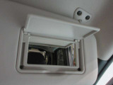運転席側と助手席側にバニティミラーついていますちょっとした身だしなみが確認できます。