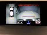 パノラミックビューモニターを装備。駐車場や交差点でクルマを真上から見るように周囲を確認できます。機能の詳細は販売店スタッフまでおたずねください。