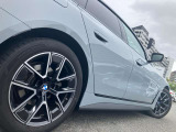 【BMWアロイホイル】軽量かつ強度に拘ったアロイホイル。走行性能ポテンシャルを引き出す設計。車の足元を引き締めてくれる大きなポイントはアロイホイルです。