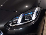【LEDヘッドライト】先進のLEDテクノロジーを採用。放射される白色光の周波特性は太陽光に近く、バイキセノン・ヘッドライトを上回るコントラストで更に明るく輝きます!