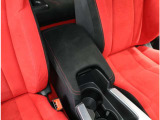 肘置き(小物収納付)がありますので運転時の負担軽減してくれます。