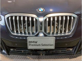 【BMWの伝統】BMWの特徴的な&ldquo;キドニーグリル&rdquo;は、80年以上続く伝統の形でございます。変わらないこだわりのデザインが、プレミアムブランド&ldquo;BMW&rdquo;を創り出します。
