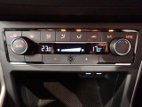 2ゾーンフルオートエアコンを装備。運転席と助手席、それぞれ独立して温度の設定ができます。