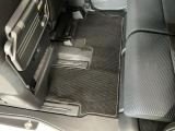 しっかりと汚れ、砂ぼこりを落とし足元まで清潔な車内空間を作り上げております♪