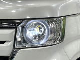 【LEDヘッドライト】悪天候や夜間走行時も良好な視界を確保し安心して運転できる高輝度LEDヘッドライトを装備!点灯速度が早く、消費電力も抑えられています。