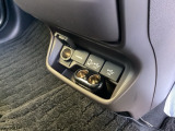 各種外部入力端子ついています。電源利用や映像接続、スマートフォン充電が車内でスムーズに行え、移動時間をより快適にお過ごしいただけます。