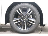 純正のアルミホイールが足元を飾ります!タイヤサイズは215/55R17です。