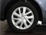 ◆純正ホイール装着車◆シンプルなデザインのホイールキャップ付きです。