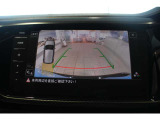 純正のバックモニターは、方向ラインが映し出され車の動く方向がわかりやすく表示されます。