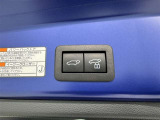 電動式バックドアです。 荷物を持ったままでもボタン一つで自動的に開け閉めできるので便利ですよ。 挟み込み防止機能も付いていますのでお子様の手や荷物を挟み込むのを防いでくれますよ。