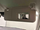 ちょっとした身だしなみチェックができるバニティミラー付き運転席・助手席サンバイザー,運転席側にはチケットホルダーも付いてます