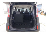 サードシートはセカンドシート下にダイブ収納で平らな荷室になります!