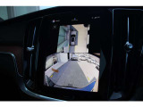 リアカメラによる後方の確認だけでなく、真上から見下ろすバードアイ映像を映し出す360度ビューカメラで、自車周辺の詳細な状況を確認できます。見通しが悪く狭い場所で車を取り回す際には心強い味方となります
