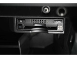 ETC2.0搭載。全国高速道路の約1,800ヵ所に設置された通信アンテナとカーナビが、高速大容量のDSRC通信方式によって双方向通信することで、多彩なサービスを実現しています。