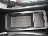 運転席と助手席の間にも小物入れがついてます。