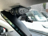 車室内カメラによる車内および車側面の撮影記録が駐車時の安心を高め、走行中の幅寄せ対策や後方撮影(リヤガラス越し)にも対応しています。LED点灯と、セキュリティラベルは、駐車中の盗難防止に役立ちます。