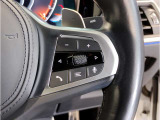 運転中にもオーディオの音量やFMの切り替えなどステアリングでの操作で切り替え可能なため、ステアリングから手を放す必要がない為、運転中でも操作が簡単でございます。