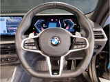 【ハンドル】ドライバーとBMW車の一体感がダイレクトに伝わるステアリングホイール。形状・太さへの拘りに加えて、操作性を高める為にスイッチ類も配置。クイックかつ安定のドライビングを体感下さい!