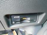 高速道路の乗り降り時のスマートさが嬉しいETC♪高速出入口でノンストップは嬉しいですね♪高速のスマートゲートでは付いていないと降りられません。最近では当たり前の装備になってきました。