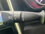 視界良好を保つためのワイパーレバー。雨天時でも安心して運転できます。フロント、リア共に作動します。