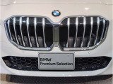【BMWの伝統】BMWの特徴的な&ldquo;キドニーグリル&rdquo;は、80年以上続く伝統の形でございます。変わらないこだわりのデザインが、プレミアムブランド&ldquo;BMW&rdquo;を創り出します。