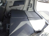 シートを倒せば大きな荷物も運べます。