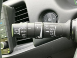 レバー操作一つで、快適な視界を確保。雨天時でも安心して運転できます。
