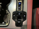 ブレーキホールド機能搭載してます。ホールド機能オン時はブレーキから足を話してもブレーキ機能が維持されるので、足の疲労が軽減されます。