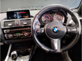 【ハンドル】ドライバーとBMW車の一体感がダイレクトに伝わるステアリングホイール。形状・太さへの拘りに加えて、操作性を高める為にスイッチ類も配置。クイックかつ安定のドライビングを体感下さい!