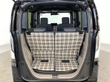 開口部も広く荷物の積み下ろしもしやすいお車となっております。シートの背もたれは5:5の割合で背もたれを可倒でき、前後のシートスライドもできるので荷室をひろげることができます。