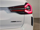 スタイリッシュに研ぎ澄まされたリアビュー。LEDライトがより引き締まったスタイルを実現。急ブレーキ時にはハザードランプ自動点灯し後続車への注意を促します。