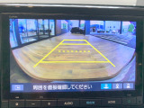 【リヤカメラ・ワイドビュー】後方を広く映し出し、左右からの接近車両や歩行者も確認しやすいビューです。