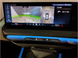 【ⅰドライブナビゲーション】文字情報も鮮明に表示する高解像度カラーディスプレイを採用。視認性に優れた地図デザインと特徴的な建造物を目印にした描写表示で現在位置を把握できます。地図データの更新も可能です