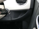 インパネ右に小物入れがあります。