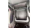 【シート下収納ボックス】助手席の下に便利な収納スペース!靴や小物をスッキリしまえて、車内をきれいに保てます