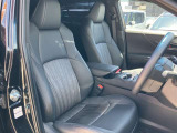 運転中の疲れも軽減!身体を包み込むような形状でホールド感のあるシート。しっかりと支えてくれるので長時間の運転も快適ですね。