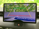 後方視界を広げ、安全な後退をサポートします。駐車場での出し入れや、狭い場所での運転を安心・安全にします。