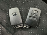 スマートキーをポケットやバッグに携帯していれば、キーを取り出すことなくドアハンドルを握り解錠、ドアハンドルのセンサーに触れるだけで施錠できます。