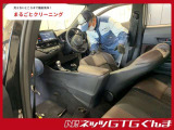 シートを外して徹底洗浄(一部シートを外していないクルマもございます。リヤシートに消臭剤噴霧器を設置し、エアコンを作動させ消臭剤を噴霧。