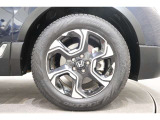 純正のアルミホイールが足元を飾ります!タイヤサイズは235/60R18になります。
