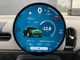 円形有機ELセンターディスプレイ、ミュージックサーバー、Bluetooth、ハンズフリーフォン付。